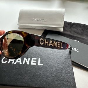 RARE CHANEL RUNWAY 24K GOLD MIRRORED LOGO SUNGLASSES A71280 Dark Tortoiseshell